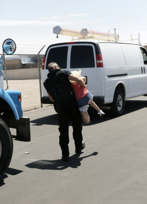 Коп поймал преступницу и дал ей в рот и киске фото 6