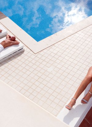 Застукали за мастурбацией на улице перед двойным проникновением фото 2