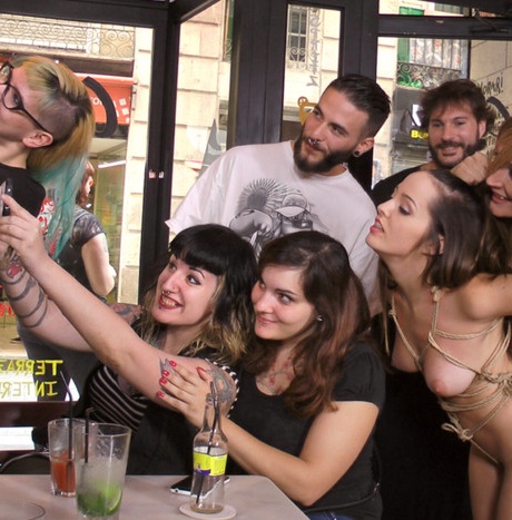 Нати Меллоу унижают публично, прежде чем ее тоже подвергают групповухе 4