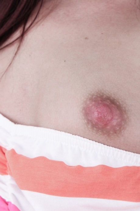 Соблазнительная брюнетка-модель Promesita показывает свой волосатый кустик и попку 3