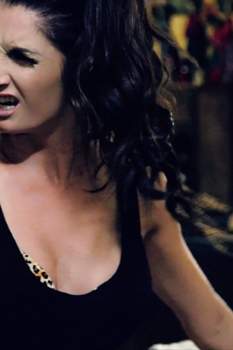 Кира Крофт и Сильвия Сайдж подвергаются жесткому сексу со стороны полицейского во время вызова 8