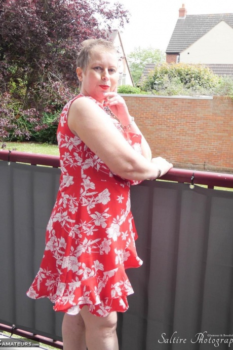 Зрелая шикарная любительница София обнажает свою большую задницу и киску в красных туфлях на каблуках 12