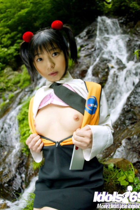 Улыбчивая студентка-азиатка показывает свои крошечные сиськи и пушистую пизду на открытом воздухе 11