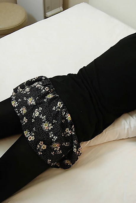 Азиатка раздевается и показывает свою сочную волосатую пизду крупным планом 3