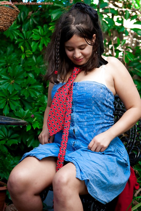 Молодая любительская девушка Никки С демонстрирует свои толстые булочки после раздевания на улице 5