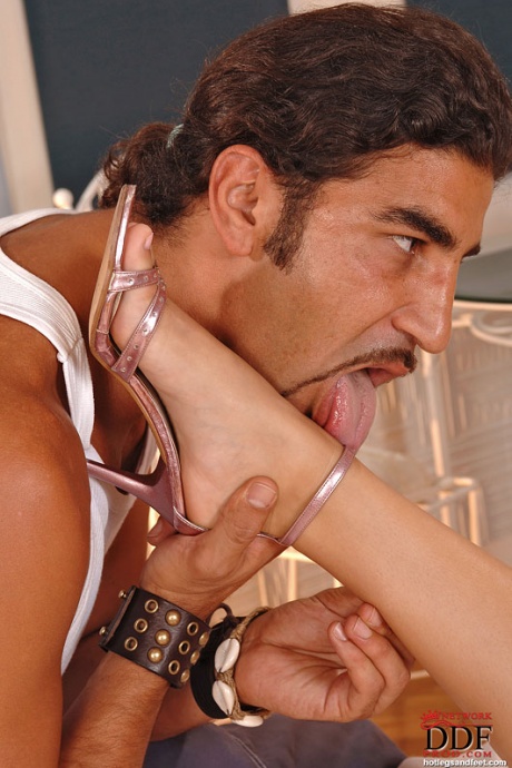 Благодаря фут-фетишу и колготкам ножки Blue Angel отлично смотрятся на каблуках 3