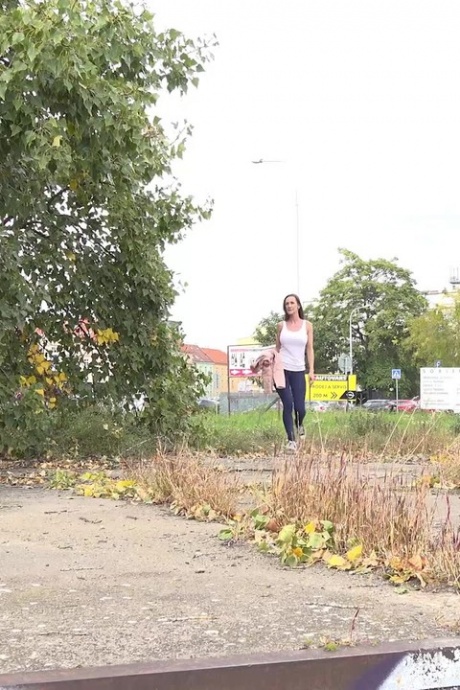 Сексуальная девушка Синтия Веллонс прячется за деревьями, чтобы пописать 3