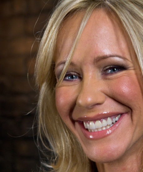 Покорная блондинка подвергается жестокой групповухе на публике 10