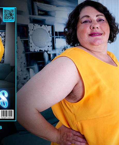 Патологически тучные зрелые женщины занимаются сексом втроем с молодым мужчиной 11