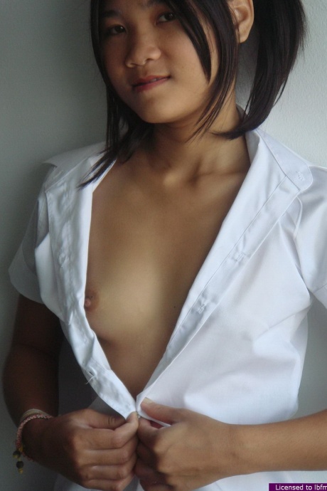 Азиатка снимает свою школьную одежду, чтобы обнажить свою безволосую киску 7