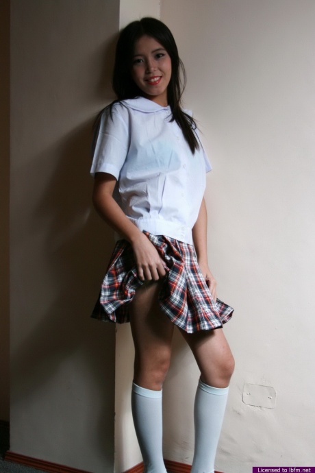 Молодая Азиатка снимает свою школьную одежду для своих первых поз обнаженной 4
