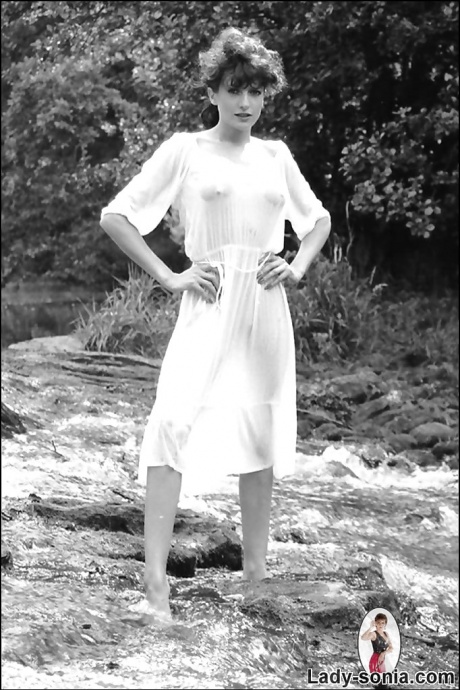 Грациозная брюнетка демонстрирует свои товары в этом винтажном фотосете 4