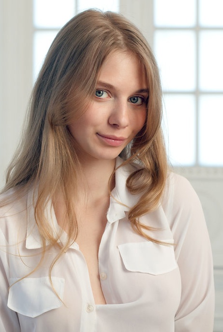 Красивая блондинка Сия раздевается догола в белых чулках 2