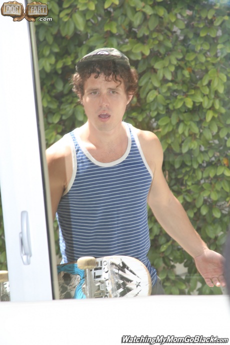 Дикая мамочка застукана своим сыном за получением порции черного крема для члена 8