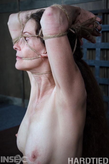 Зрелая шлюха Пейнтбой Эмма в конце концов издает леденящий кровь крик 2