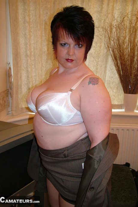 Полная британка Дабл Ди задирает юбку в нейлоновых чулках с задним швом 9