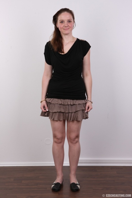 Новичок полностью раздевается, чтобы показать крупным планом свою киску на посадочной полосе 2