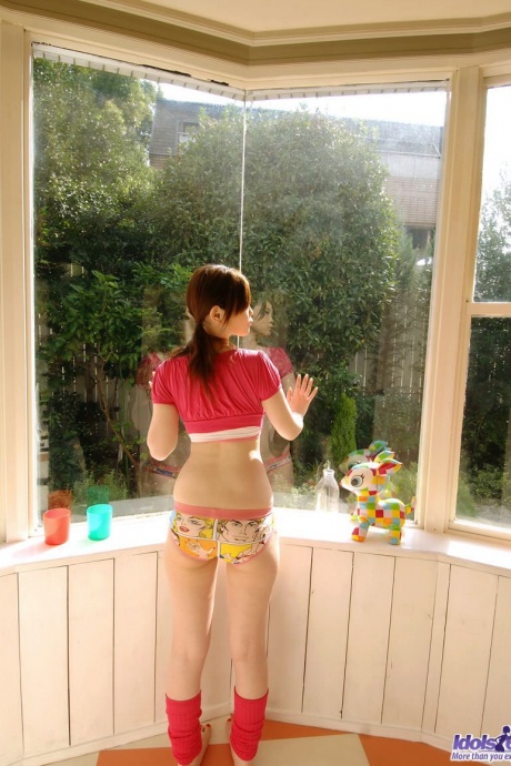 Симпатичная японская девушка Нами Огава демонстрирует трусики под юбкой снаружи, прежде чем раздеться 11