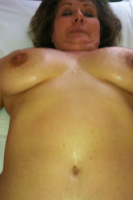 Грудастая Блисс постарше демонстрирует свои большие сиськи перед жестким сексом от первого лица 17