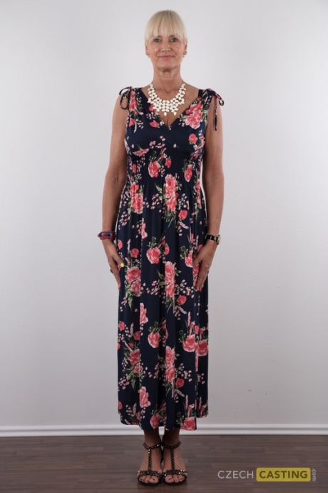 Пожилая блондинка Даниэла стоит гордо и прямо во время дебютного позирования обнаженной 2