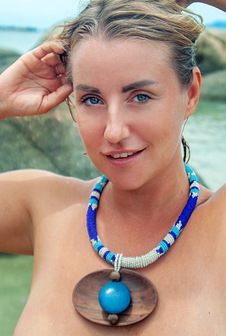 Горячая молоденькая Виктория полностью раздевается в океане 16