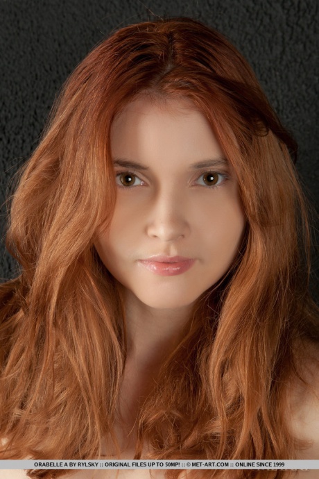 Сладкая рыжая милашка с симпатичной попкой Орабель растягивает свою волосатую пизду 18