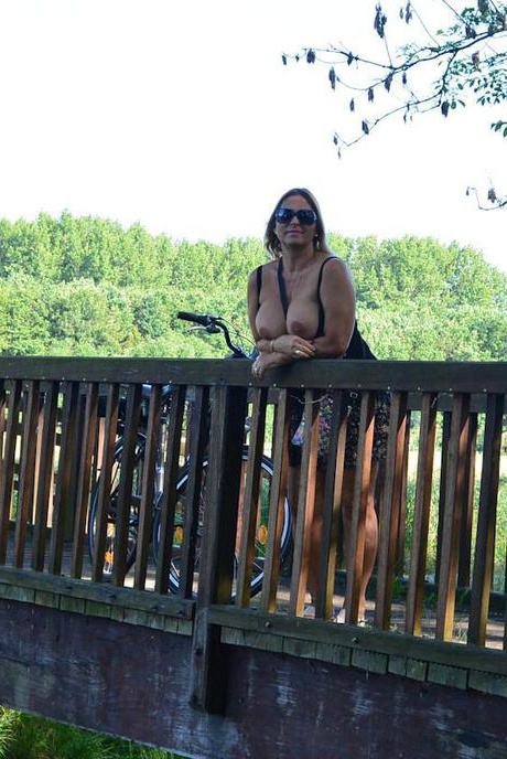 Грудастая пухленькая зрелая Крисси катается на велосипеде топлесс, покачивая своими огромными сиськами 17