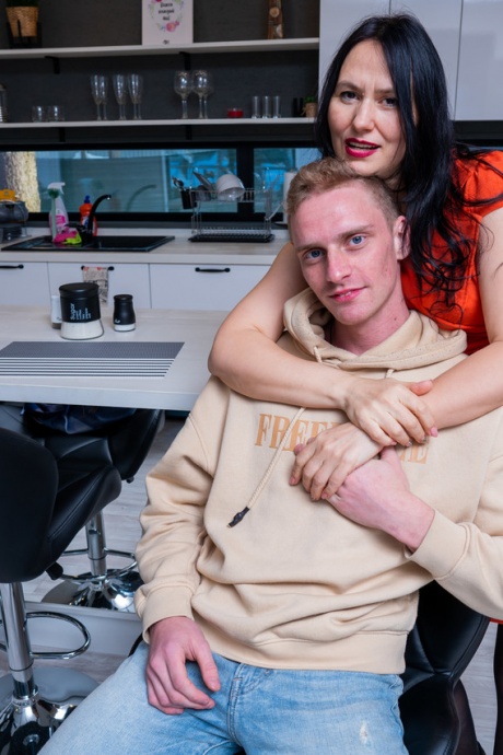 Темноволосая пума кончает себе на язык после секса со своим игрушечным мальчиком 3