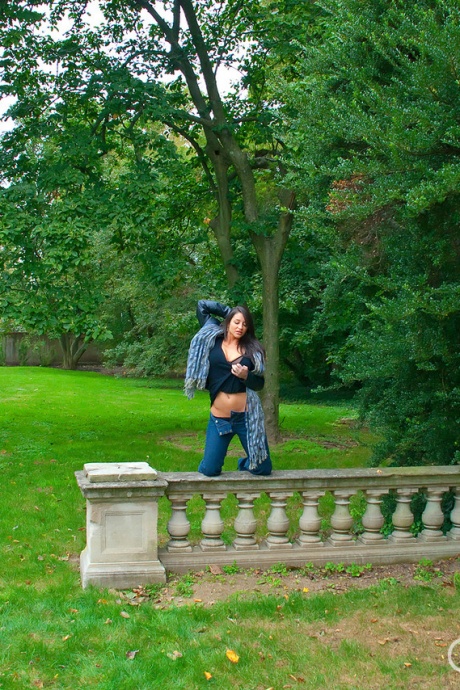 Любительская красотка Кристин раздевается на заднем сиденье своей машины, чтобы показать сиськи 8