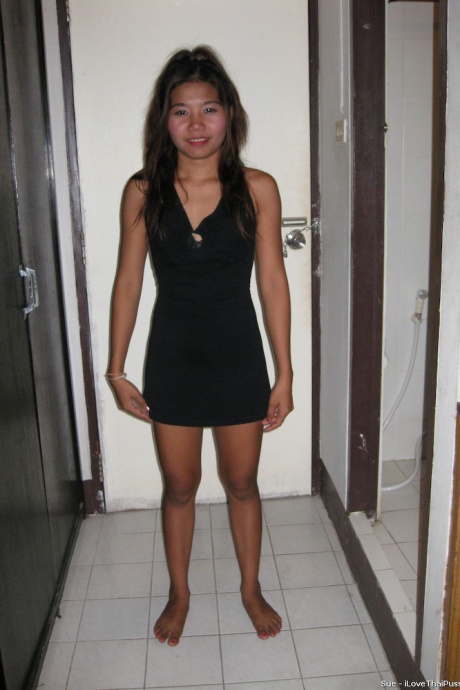 Миниатюрная тайская девушка моет свою бритую киску после секса без седла с туристом 11