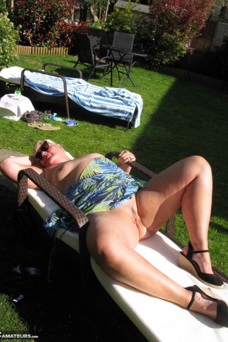 Толстая зрелая женщина Крисси Ук сосет член после своего дебюта обнаженной во дворе 18