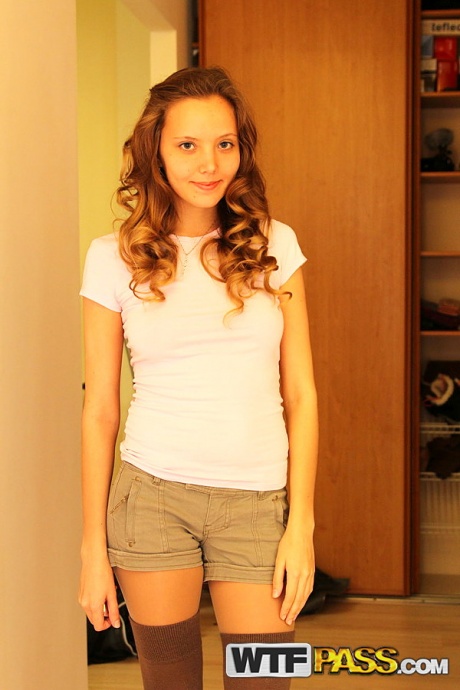 Молодая любительница Катя показывает свои ягодицы в домашней сольной съемке 5