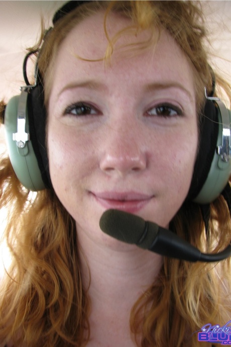 Натуральная рыжеволосая Ники Блю полностью раздевается на борту небольшого моторного самолета 7