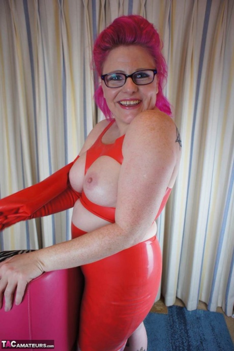 Любительская модель Молли Фокс освобождает свои большие сиськи и попку от латексной одежды 7