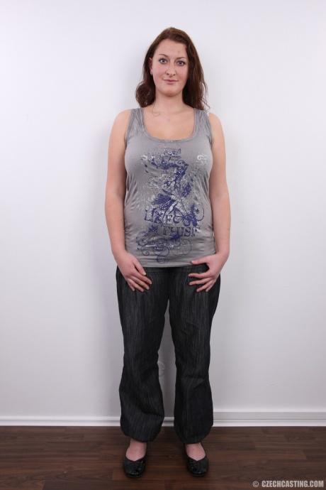 Пухленькая любительница Диана стоит прямо и обнаженная после того, как сбросила с себя одежду 2