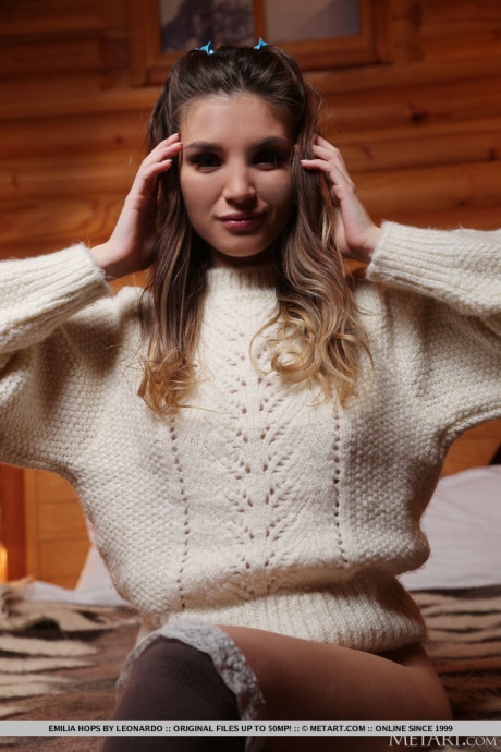 Великолепная молоденькая Эмилия Хопс снимает большой свитер, чтобы позировать обнаженной в чулочно-носочных изделиях OTK 2