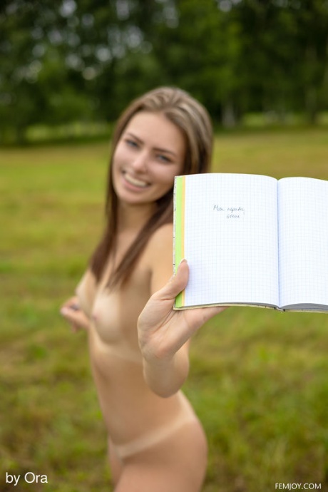 Красотка с фермы Фемджой Гламурная брюнетка 15