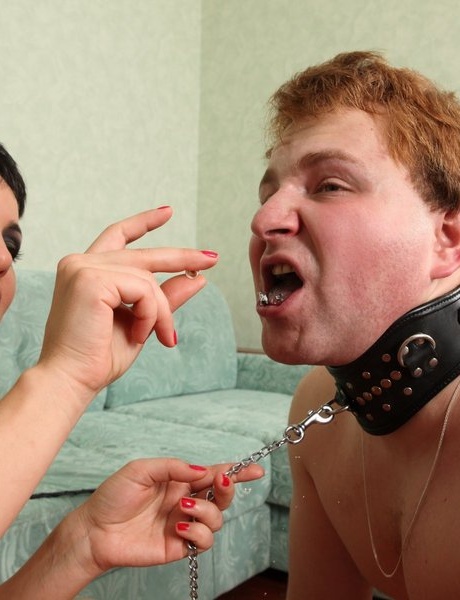 Русская женщина использует своего раба в ошейнике в качестве живой пепельницы 16