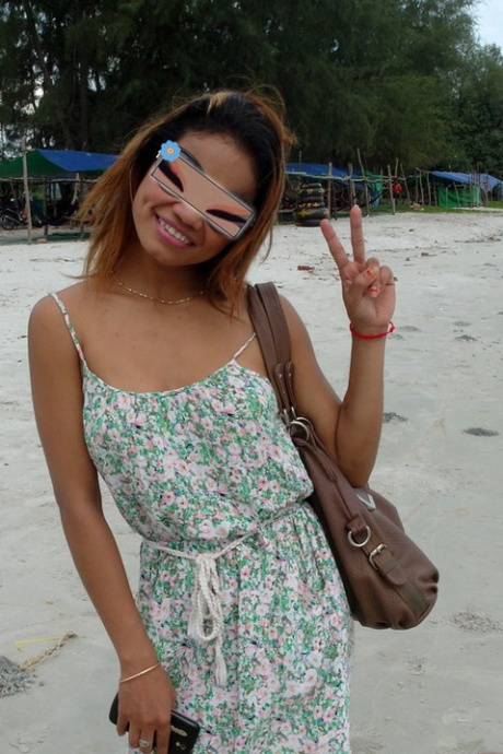 Азиатку с большими сиськами и торчащими сосками Алину трахают в режиме POV 2