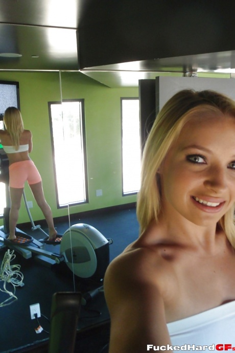 Горячая блондинка-подросток Алисса делает сексуальные селфи не обнаженной у себя дома 6