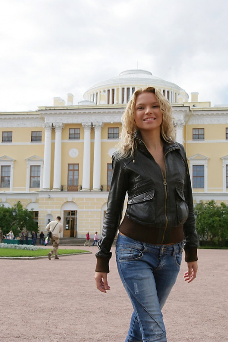 Симпатичная девушка со светлыми волосами Летний бриз показывает свое обнаженное тело на скамейке в парке 15