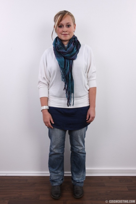 Пухленькая любительница стоит обнаженная после того, как сняла с себя одежду 2