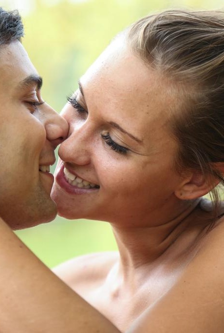 Едва достигшая совершеннолетия молоденькая Наоми Беннет сосет и трахается со своим парнем рядом с озером 3