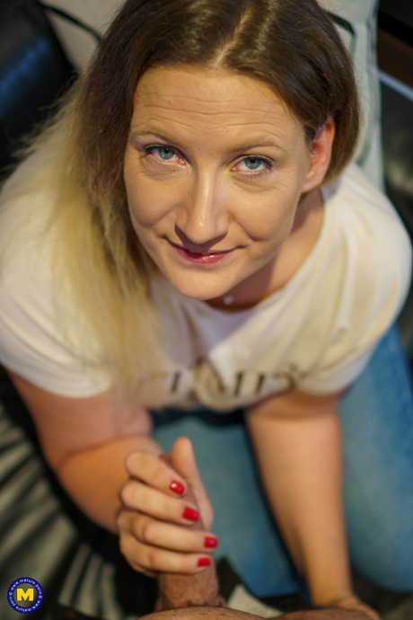 Пожилая толстушка Джулия Винтер надевает джинсовые джинсы перед сексом от первого лица 5