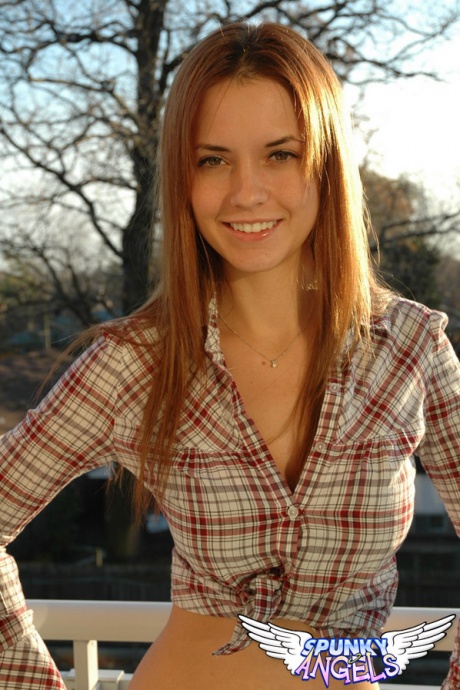 Рыжеволосая деревенская девушка позирует обнаженной в рубашке с завязками и джинсах из денима 4