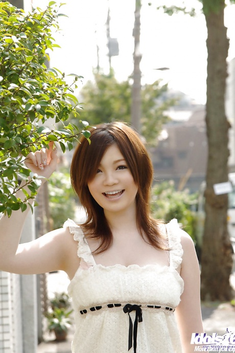 Азиатская школьница Нами Огава обнажает свою массивную грудь и красивую попку 2