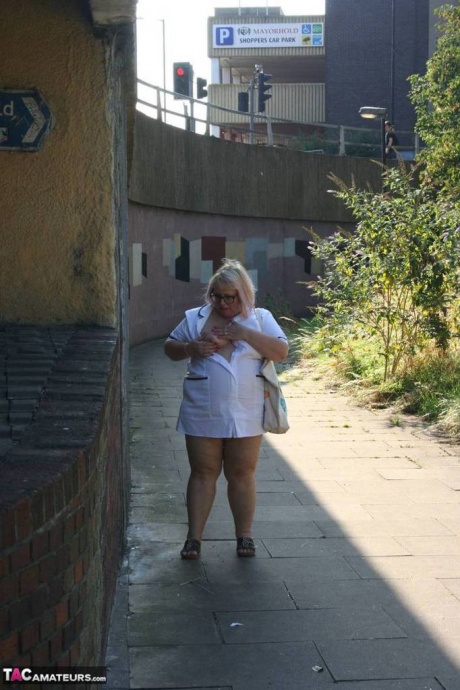 Толстая пожилая медсестра Лекси Каммингс обнажает себя, прогуливаясь по тротуару 3