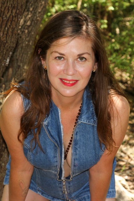 Брюнетка демонстрирует свою натуральную киску на прогулочной дорожке в лесу 8