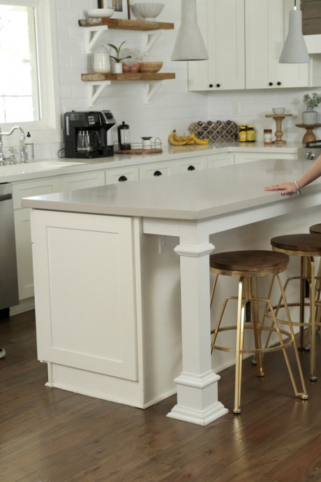 Молоденькая брюнетка Кира Крофт обнажает свою горячую задницу перед тем, как трахнуть своего сводного брата 8