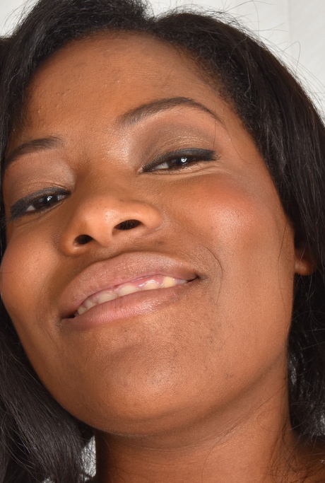 Толстая чернокожая цыпочка Моник Симон начинает карьеру модели обнаженной натуры 16